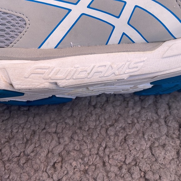 Wome’s ASICS training shoe - Picture 3 of 5